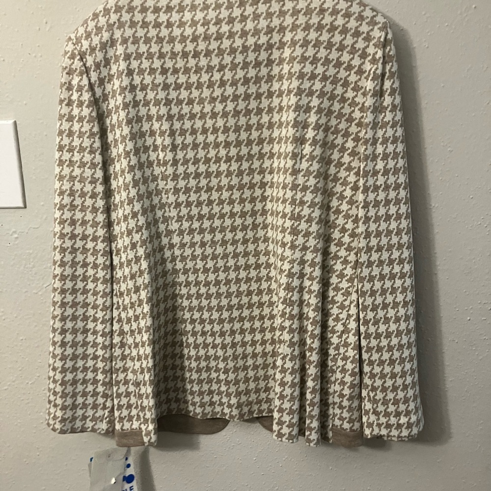 Leslie Fay Women's Tan Houndstooth Sweater - Picture 12 of 16